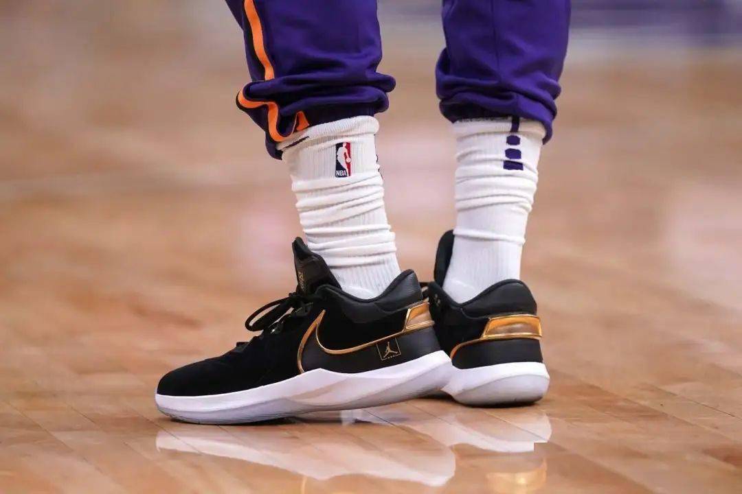 关于从埃因霍温清晨临场应变到拉齐奥今晚遗憾出局，Rookie连续三场比赛得分超过晋级的信息